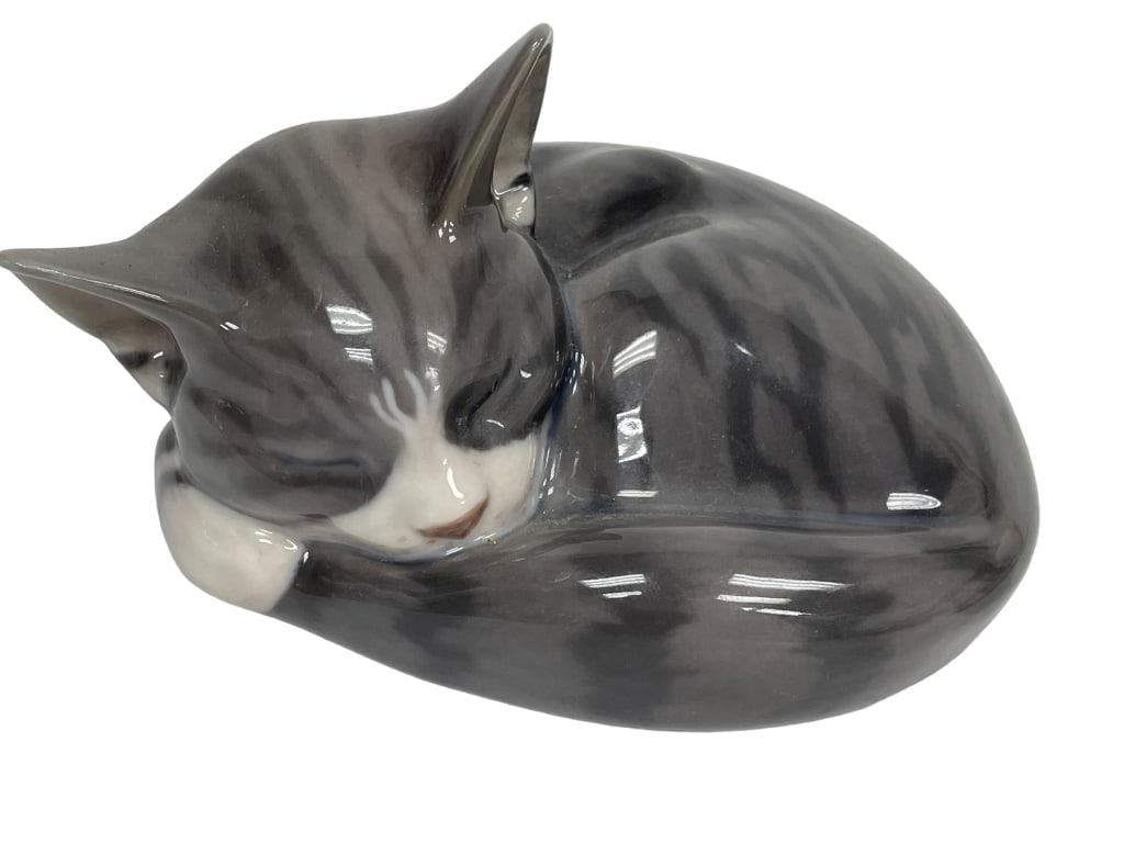 VINTAGE ROYAL COPENHAGEN SLEEPING CAT PORCELAIN (1 of 3)