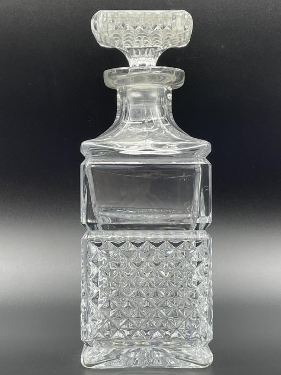 VINTAGE WATERFORD STYLE CRYSTAL WHISKY WINE SPIRIE: VINTAGE WATERFORD STYLE CRYSTAL WHISKY WINE SPIRITS DECANTER | COLLECTIBLE HOME BARWARE -10" X 3.5" X 3.5" APPROX -NOT MARKED - VERY GOOD CONDITION -DP12321