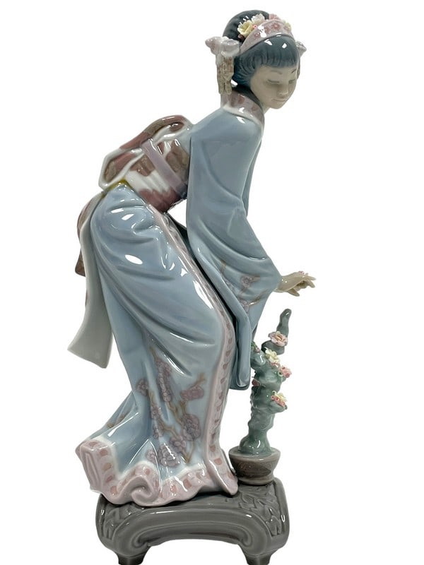 LLADRO JAPANESE AGACHADA GEISHA FIGURINE W BOX 9": LLADRO JAPONESITA AGACHADA GEISHA PORCELAIN FIGURINE WITH BOX -9" X 4" X 4" APPROX -VERY GOOD PRE OWNED CONDITION WITH BOX -DP71024 Bidders may pick up their items from the auction-house or hav