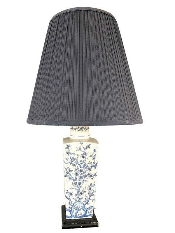 VINTAGE BLUE & WHITE CHINOISERIE TABLE LAMP 26" (1 of 2)