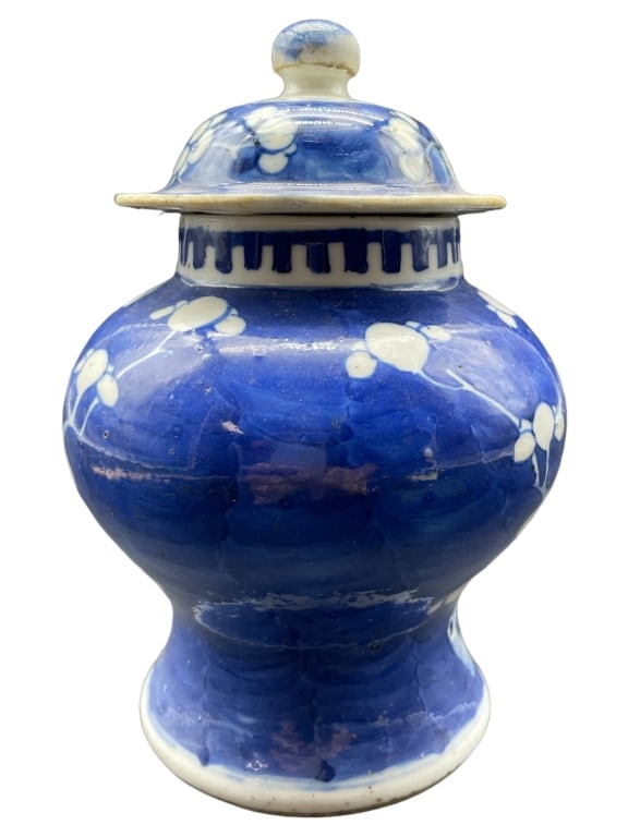 19TH CENTURY CHINESE VASE: 19TH CENTURY CHINESE VASE - ASIAN ART - PORCELAIN - 6" APPROX - MINOR CHIP AT THE BOTTOM AND LOSS OF ENAMEL - CW41724GLRY Bidders may pick up their items from the auction-house or have their it