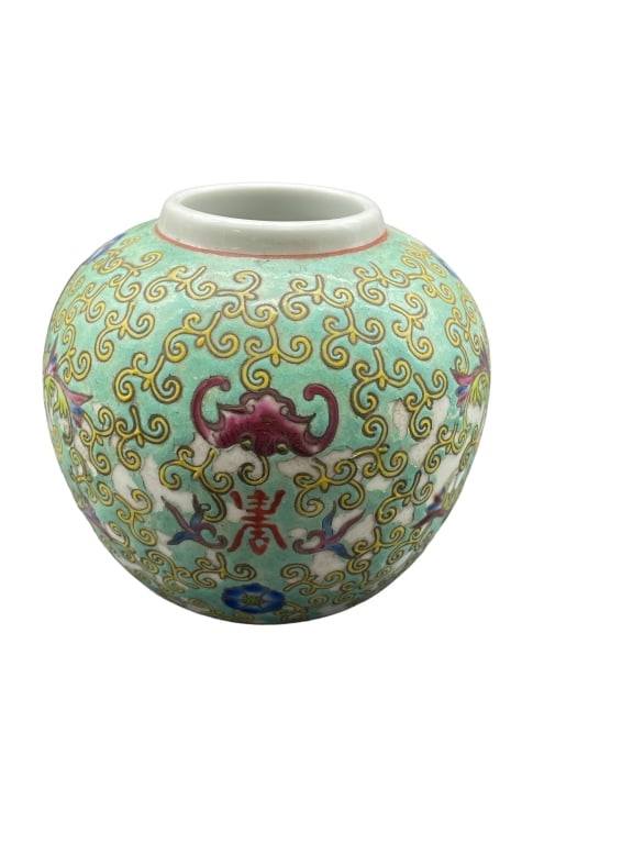 VINTAGE CHINESE FAMILLE ROSE PORCELAIN GINGER JAR: VINTAGE CHINESE FAMILLE ROSE PORCELAIN GINGER JAR - PORCELAIN - 4" APPROX - VERY GOOD PRE OWNED CONDITION - NO LID - CW41824GLRY Bidders may pick up their items from the auction-house or have t