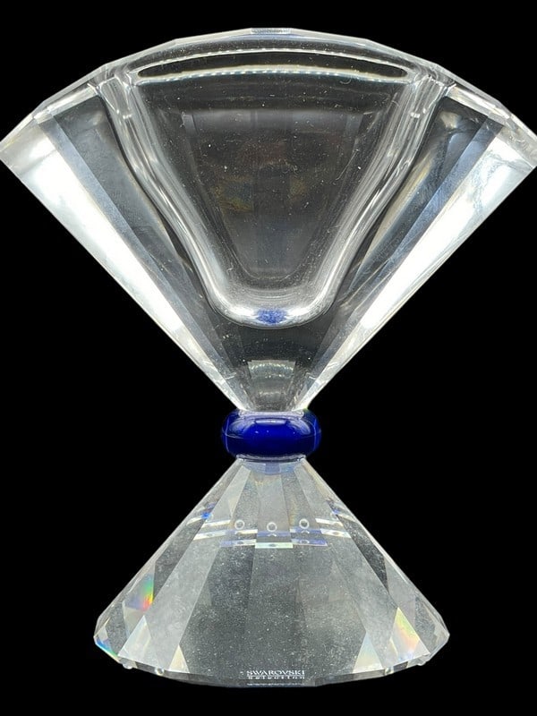 SWAROVSKI CRYSTAL FACETED PETIT VASE 5": SWAROVSKI CRYSTAL FACETED PETIT VASE -167999 -5" APPROX -VERY GOOD PRE OWNED CONDITION -DP7824 Bidders may pick up their items from the auction-house or have their items shipped. ***All items m