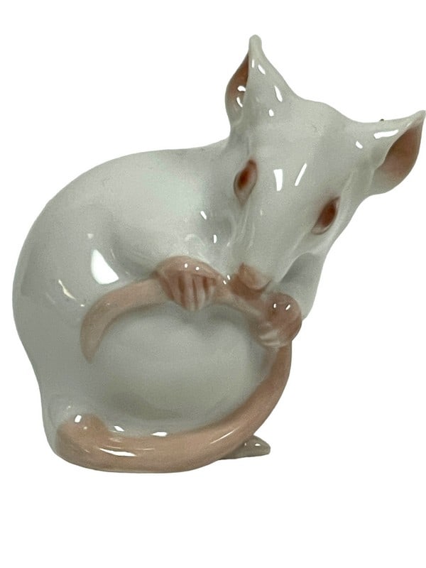 BING & GRONDAHL PORCELAIN MOUSE FIGURINE 1728 2": VINTAGE BING & GRONDAHL PORCELAIN MOUSE FIGURINE 1728 -NO. 1728 -2" -VERY GOOD PRE OWNED CONDITION -DP7824 Bidders may pick up their items from the auction-house or have their items shipped. **