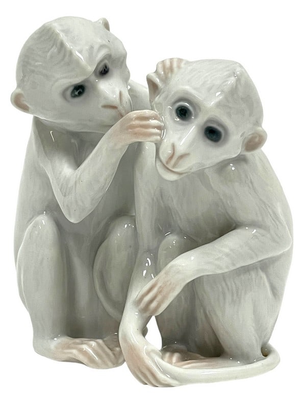 BING & GRONDAHL MONKEYS GROOMING FIGURINE 3" (1 of 7)