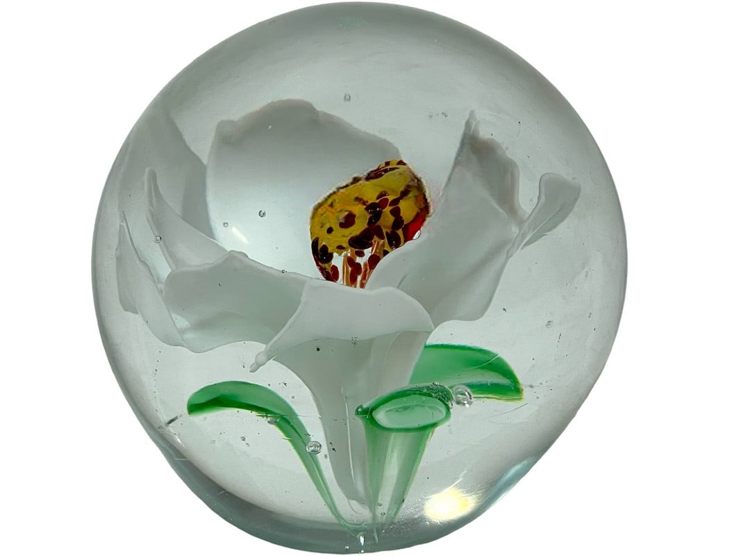 MURANO STYLE ART GLASS MAGNOLIA SCULPTURE 3": MURANO STYLE DYNASTY GALLERIES MAGNOLIA ART GLASS SCULPTURE | MURANO STYLE PAPERWEIGHT -3" DIAMETER APPROX -VERY GOOD PRE OWNED CONDITION -DP52424 Bidders may pick up their items from the aucti