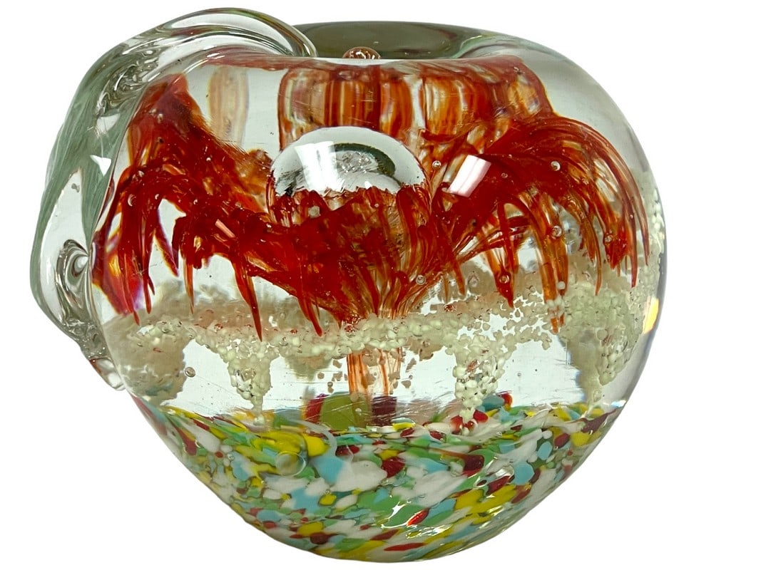 MURANO STYLE ART GLASS APPLE SCULPTURE 3": MURANO STYLE ART GLASS APPLE SCULPTURE | MURANO STYLE PAPERWEIGHT -3" DIAMETER APPROX -VERY GOOD PRE OWNED CONDITION -DP52424 Bidders may pick up their items from the auction-house or have thei