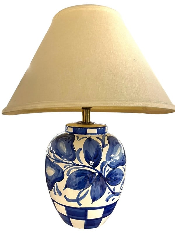 FLORAL BLUE & WHITE CERAMIC TABLE LAMP (1 of 2)