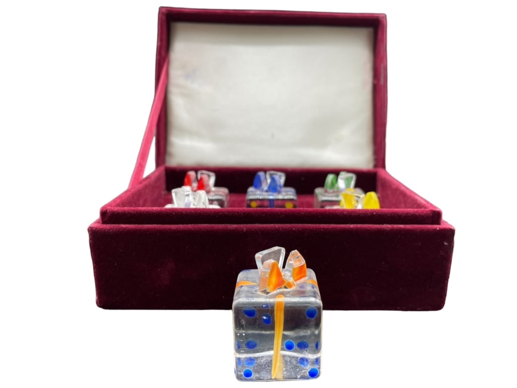 GODINGER 6 GLASS PRESENTS PLACE CARDS: GODINGER 6 GLASS PRESENTS PLACE CARDS -ITEM CONDITION VERY GOOD -MA070824 Bidders may pick up their items from the auction-house or have their items shipped. ***All items must be picked up or s