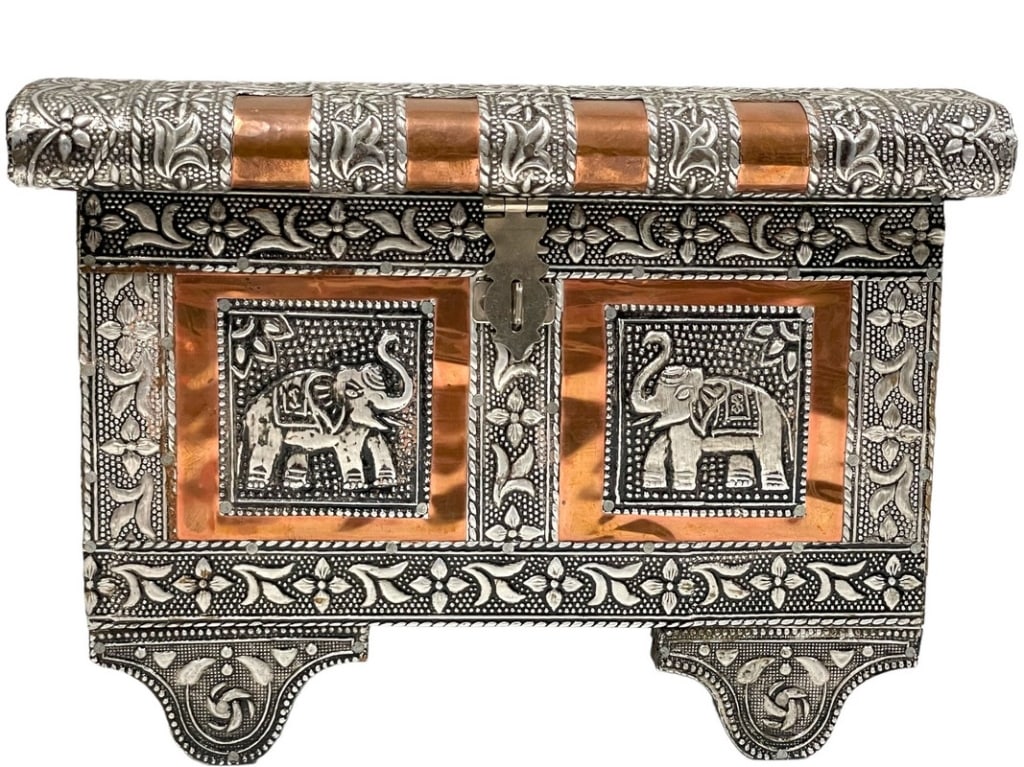 COPPER AND SILVER ELEPHANT JEWEL BOX 9": COPPER AND SILVER ELEPHANT JEWEL BOX -6" X 9" X 5" APPROX -VERY GOOD PRE OWNED CONDITION -DP52424 Bidders may pick up their items from the auction-house or have their items shipped. ***All item