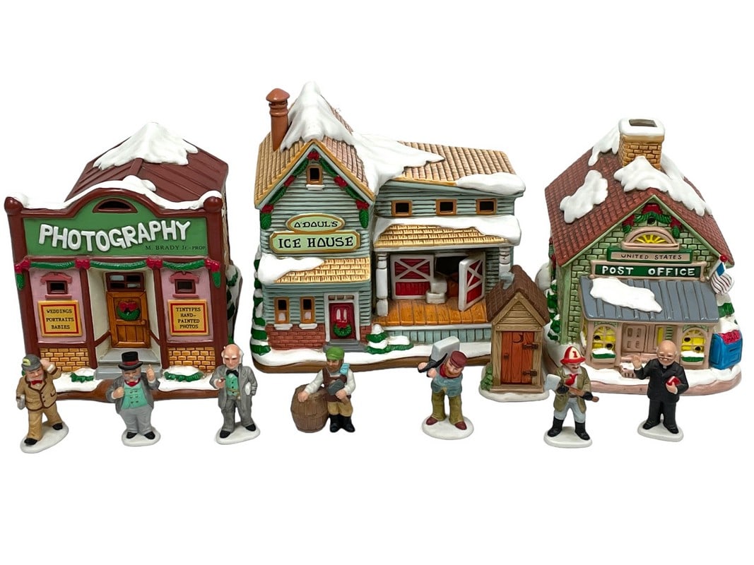 3 COLONIAL VILLAGE HOUSES & ASSORTED FIGURINES (1 of 12)
