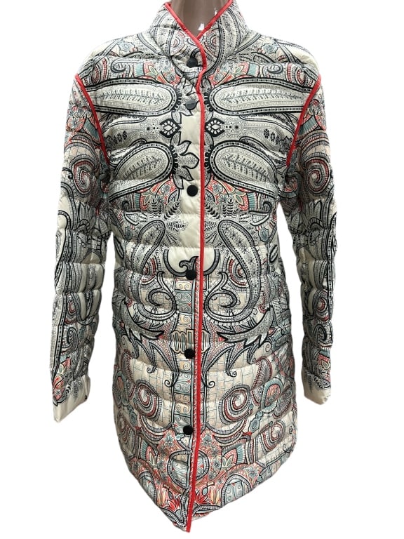 ETRO PAISLEY PRINT PUFF JACKET SZ 46: ETRO PAISLEY PRINT PUFF JACKET SZ 46 -ITEM CONDITION VERY GOOD -SIZE 46 -MATERIAL 100% POLYESTER -MA071024 Bidders may pick up their items from the auction-house or have their items shipped. **