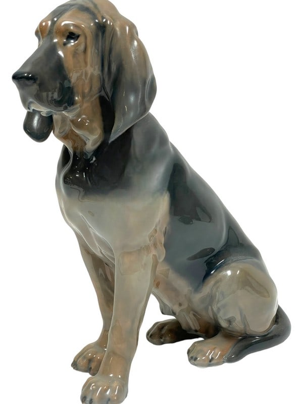 ROYAL COPENHAGEN BLOODHOUND DOG FIGURINE 9": 1322 HAND PAINTED BLOODHOUND DOG BY LAURITZ JENSEN FOR ROYAL COPENHAGEN. -9" H APPROX -MODEL 1322 -VERY GOOD PRE OWNED CONDITION -DP71724 Bidders may pick up their items from the auction-house 