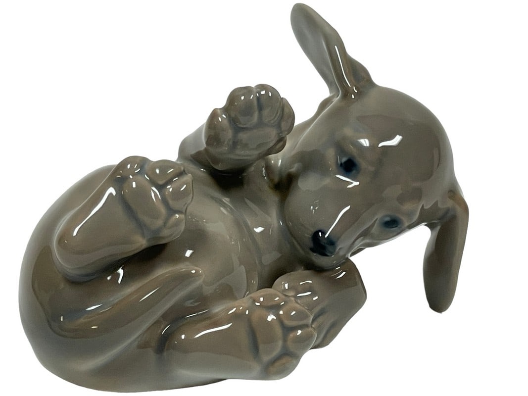 ROYAL COPENHAGEN PORCELAIN DACHSHUND FIGURINE: ROYAL COPENHAGEN PORCELAIN DACHSHUND FIGURINE PUPPY CHASING TAIL -NO. 1408 -4.5" APPROX -VERY GOOD PRE OWNED CONDITION -DP71724 Bidders may pick up their items from the auction-house or have th