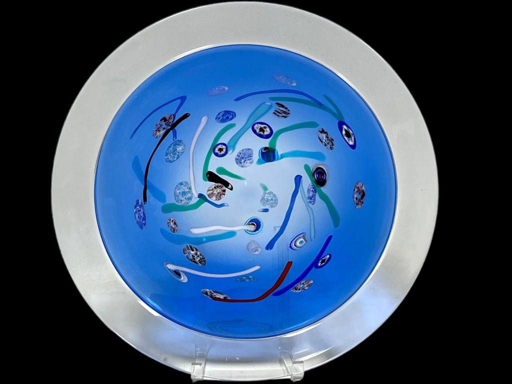 LARGE COLORFUL MURANO STYLE CHARGER PLATE 16.5": LARGE COLORFUL MURANO STYLE CHARGER PLATE -16.5" DIAMETER APPROX -VERY GOOD PRE OWNED CONDITION -DP71924 Bidders may pick up their items from the auction-house or have their items shipped. ***A