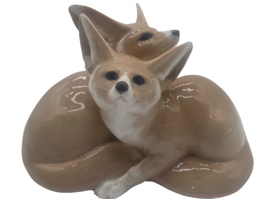 RARE ROYAL COPENHAGEN PAIR OF DESERT FOXES 6": Royal Copenhagen No. 319 - Modelled by Christian Thomsen in 1901. -VERY GOOD PREOWNED CONDITION -7"L X 4.25H Bidders may pick up their items from the auction-house or have their items shipped. 