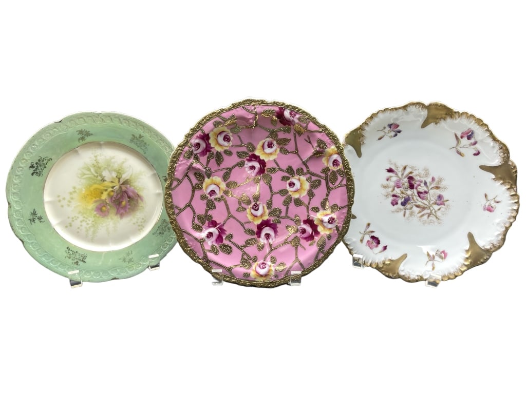 HANDPAINTED COLLECTIBLE PLATES SET OF 3: HANDPAINTED COLLECTIBLE PLATES SET OF 3 -ITEM PRE-OWNED CONDITION VERY GOOD -MA071824