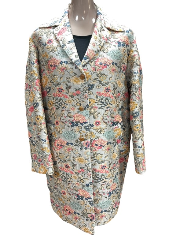 ETRO FLORAL BROCADE COAT SZ 46: ETRO FLORAL BROCADE COAT -ITEM CONDITION VERY GOOD -SIZE 46 -MATERIAL 87% POLYESTER -MA071124 Bidders may pick up their items from the auction-house or have their items shipped. Some items qual