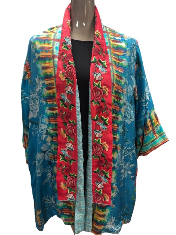 JOHNNY WAS FLOWER PRINT100%SILK JACKET: JOHNNY WAS FLOWER PRINT KIMONO -ITEM CONDITION VERY GOOD -SIZE MEDIUM -MATERIAL 100% SILK -MA071124 Bidders may pick up their items from the auction-house or have their items shipped. Some item