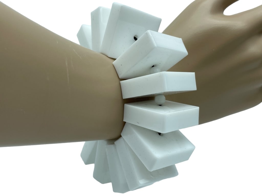 NEW HOUSE OF FLORA SQUARE DOMINO CUFF BRACELET 4": -HOUSE OF FLORA SQUARE DOMINO CUFF BRACELET -SIZE: 4" -NEW -MSRP $200 -JR SWR 01/26 Bidders may pick up their items from the auction-house or have their items shipped. Some items qualify for in