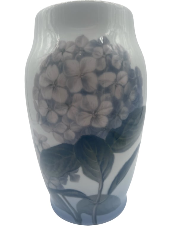 B&G DENMARK VINTAGE PORCELAIN VASE 10": B &G DENMARK VINTAGE PORCELAIN VASE -VERY GOOD PREOWNED CONDITION -APROX 10" H X 7"W APPROX Bidders may pick up their items from the auction-house or have their items shipped. Some items qualif