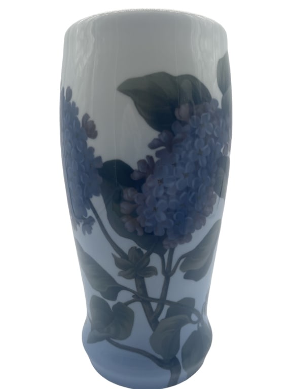VTG B&G LILAC FLOWER PORCELAIN VASE 11": VTG B&G LILAC FLOWER PORCELAIN VASE 11" -VERY GOOD PREOWNED CONDITION -APROX 11 H X 7"W Bidders may pick up their items from the auction-house or have their items shipped. Some items qualify fo