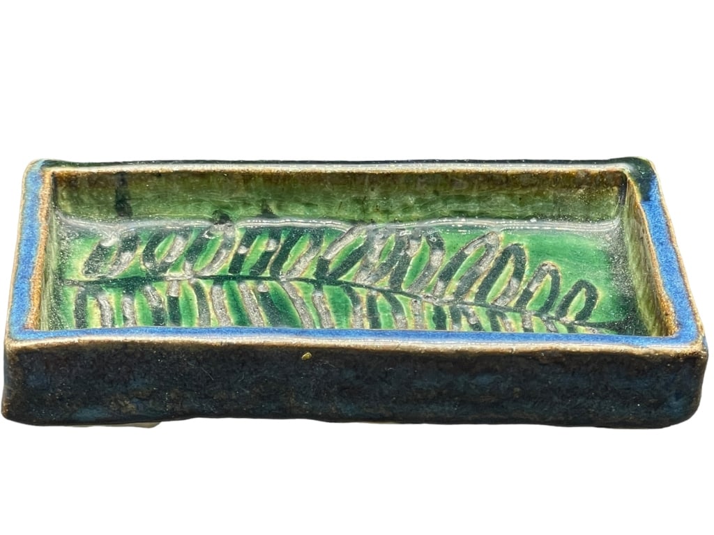 YORKE STUDIO POTTERY FOLIAGE DISH 6.5": YORKE STUDIO POTTERY FOLIAGE DISH -6.5" APPROX -VERY GOOD PRE OWNED CONDITION -DP72324 Bidders may pick up their items from the auction-house or have their items shipped. Some items qualify for