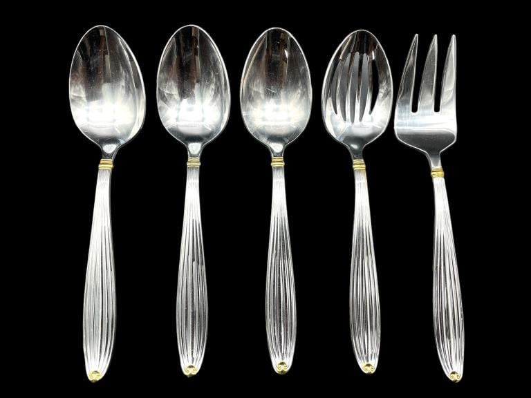 REED & BARTON 18/8 STAINLESS SERVING UTENSILS 9": REED & BARTON 18/8 STAINLESS SERVING UTENSILS -9" APPROX EACH -VERY GOOD PRE OWNED CONDITION -DP72324 Bidders may pick up their items from the auction-house or have their items shipped. Some it