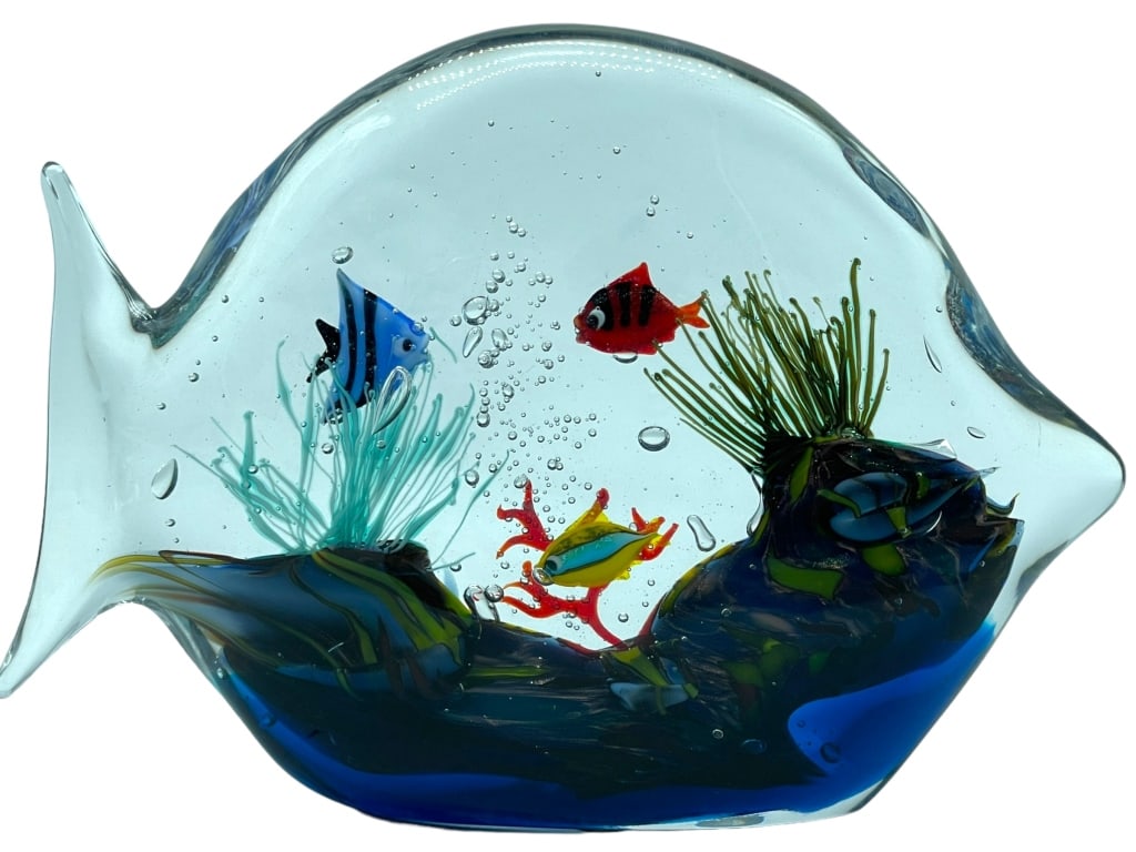 OGGETTI MURANO ART GLASS FISH SCULPTURE 9.5": OGGETTI MURANO ART GLASS FISH SCULPTURE | VINTAGE MID CENTURY COLLECTIBLE ART GLASS COASTAL -SIGNED ELIO RAFFAEILI -7" X 9.5" X 1.5" APPROX -VERY GOOD PRE OWNED CONDITION -DP81424 Bidders may p