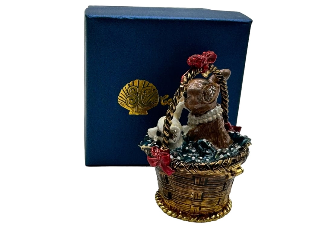 JAY STRONGWATER STYLE JEWELED CHIHUAHUA TRINKET: JAYSTONGWATER STYLE JEWELED CHIHUAHUA TRINKET BOX -SIZE 3" -NWB -MA081324 Bidders may pick up their items from the auction-house or have their items shipped. Some items qualify for in-house shi