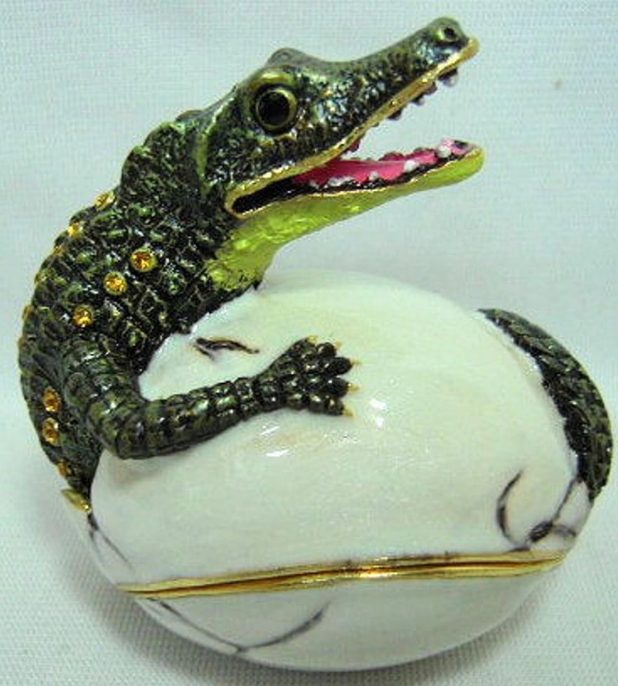 JAY STONGWATER STYLE JEWELED GATOR EGG TRINKET BOX: JAY STONGWATER STYLE JEWELED GATOR EGG TRINKET BOX -SIZE 2.5" APPROX -NWB -MA081324 Bidders may pick up their items from the auction-house or have their items shipped. Some items qualify for in