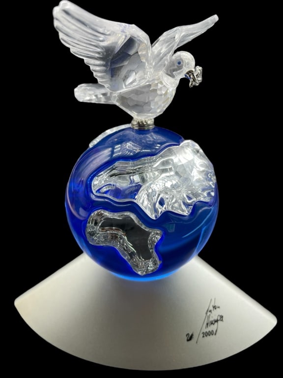 SWAROVSKI CRYSTAL STYLE DOVE OF PEACE ON GLOBE: SWAROVSKI CRYSTAL STYLE DOVE OF PEACE ON GLOBE -VERY GOOD PRE-OWNED -SIZE 12CM" APPROX -MA081524 Bidders may pick up their items from the auction-house or have their items shipped. Some items q