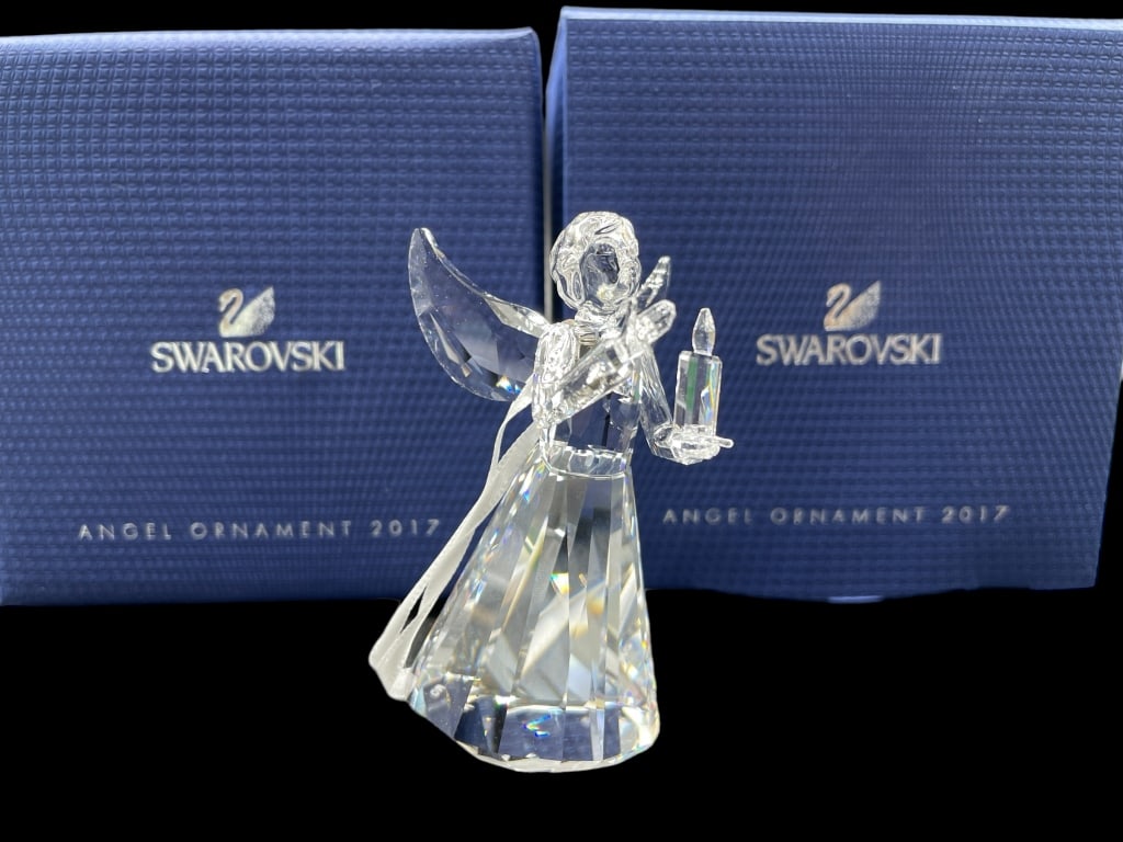 NEW SWAROVSKI ANGEL CHRISTMAS ORNANMENT: NEW SWAROVSKI ANGEL CHRISTMAS ORNANMENT -NEW WITH BOX -SIZE 3 1/8 X 1" X 1" APPROX -MA081524 Bidders may pick up their items from the auction-house or have their items shipped. Some items quali
