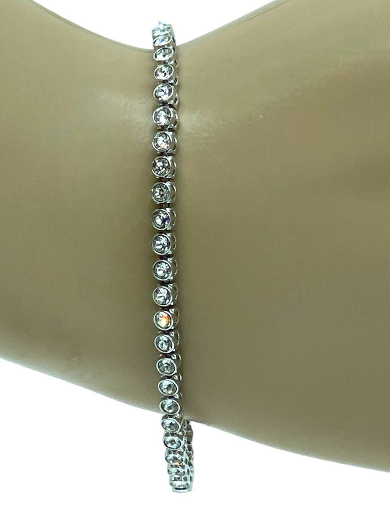 SWAROVSKI CRYSTAL TENNIS BRACELET 7": SWAROVSKI CRYSTAL TENNIS BRACELET -7" APPROX -1 OF 2 SIMILAR -VERY GOOD PRE OWNED CONDITION -DP82020 Bidders may pick up their items from the auction-house or have their items shipped. Some ite