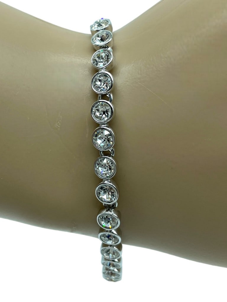 SWAROVSKI CRYSTAL TENNIS BRACELET 7": SWAROVSKI CRYSTAL TENNIS BRACELET -7" APPROX -2 OF 2 SIMILAR -VERY GOOD PRE OWNED CONDITION -DP82020 Bidders may pick up their items from the auction-house or have their items shipped. Some ite