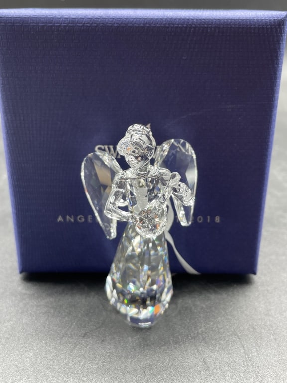 SWAROVSKI LIMITED EDITION ANGEL ORNAMENT 2018 (1 of 6)