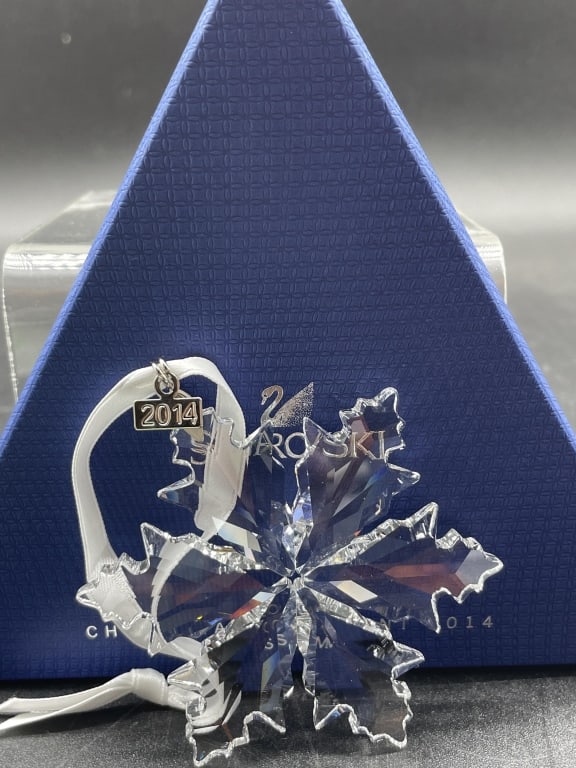 SWAROVSKI ANNUAL 2014 HOLIDAY CRYSTAL ORNAMENT: SWAROVSKI ANNUAL 2014 HOLIDAY CRYSTAL ORNAMENT -VERY GOOD PRE-OWNED CONDITION IN BOX