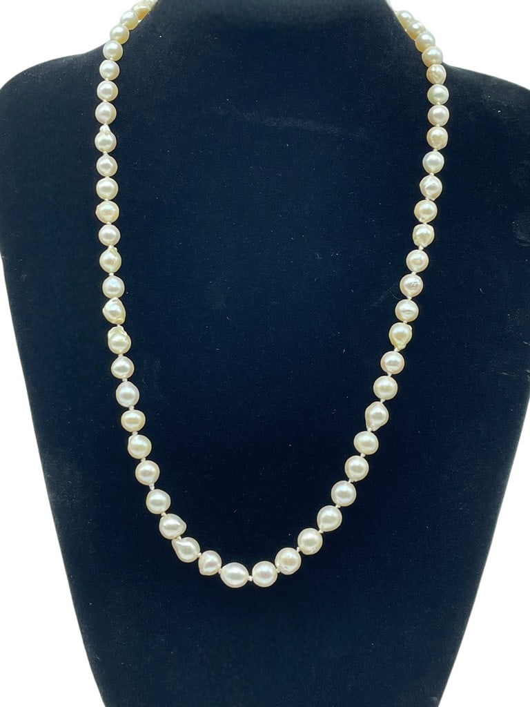 CULTURED PEARL NECKLACE W 14K GOLD CLASP 24": CULTURED PEARL NECKLACE W 14K GOLD CLASP -8- 8.5 BAROQUE PEARLS -CREAMY ROSE COLORED Bidders may pick up their items from the auction-house or have their items shipped. Some items qualify for i