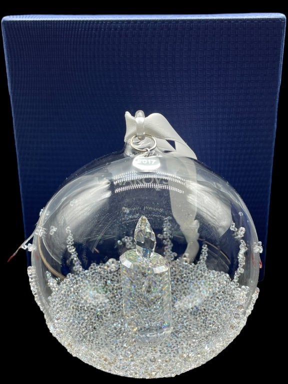 NEW SWAROVSKI 2017 CHRISTMAS BALL ORNAMENT: NEW SWAROVSKI 2017 CHRISTMAS BALL ORNAMENT -NEW WITH BOX -SIZE 3 7/8" X 3 1/8' 3 1/8" APPROX -MA081924 Bidders may pick up their items from the auction-house or have their items shipped. Some i