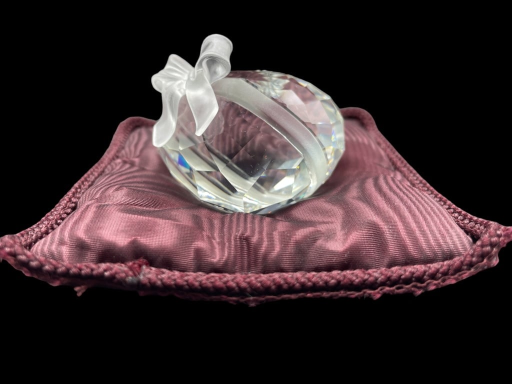 SWAROVSKI CRYSTAL SWEET HEART PAPERWEIGHT: SWAROVSKI CRYSTAL SWEET HEART PAPERWEIGHT -VERY GOOD PRE-OWNED -SIZE 2" APPROX -MA082224