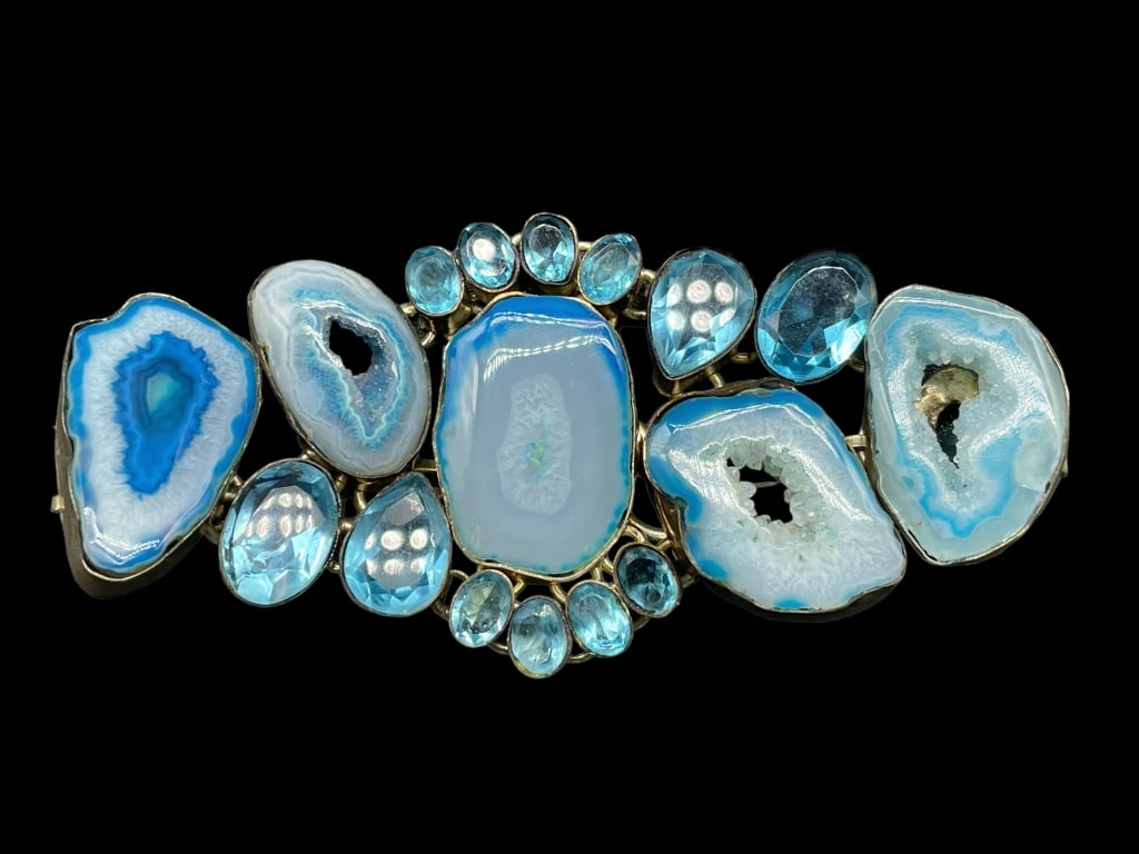 AGATE & CRYSTAL STERLING SILVER BRACELET: AGATE & CRYSTAL STERLING SILVER BRACELET -VERY GOOD PRE-OWNED -SIZE 8" APPROX -MA082324 Bidders may pick up their items from the auction-house or have their items shipped. Some items qualify fo
