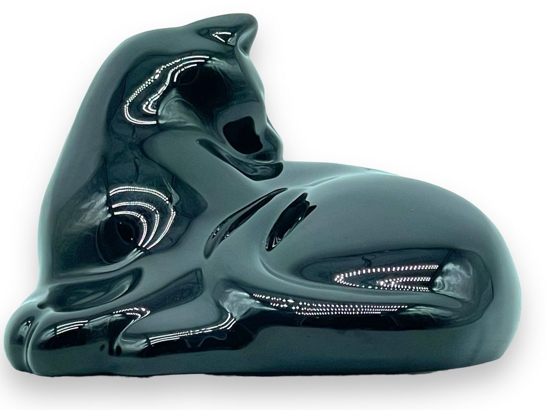 BACCARAT BLACK CRYSTAL CAT FIGURINE 4": BACCARAT BLACK CRYSTAL CAT FIGURINE 4" -COLLECTIBLE CRYSTAL ART GLASS FRANCE -STAMPED ON BOTTOM -VERY GOOD PRE OWNED CONDITION -DP82324 Bidders may pick up their items from the auction-house or