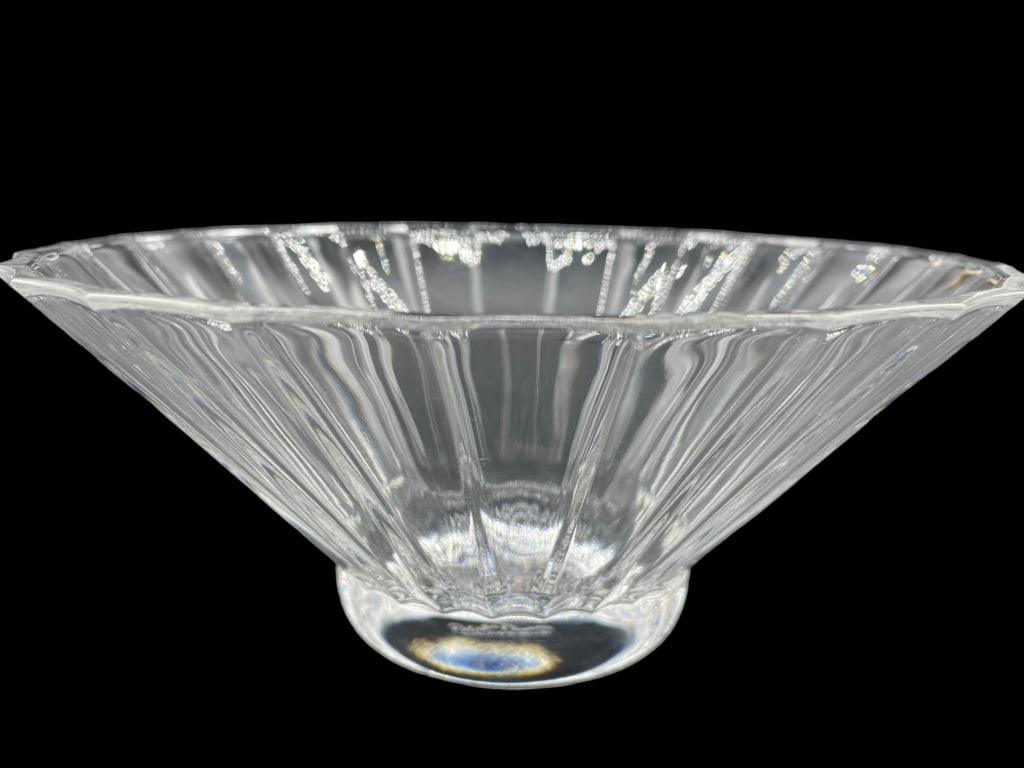 VILLEROY & BOCH PALOMA PICASSO ROUND BOWL: VILLEROY & BOCH PALOMA PICASSO R0UND BOWL -VERY GOOD PRE-OWNED -SIZE 8.5" X 4" APPROX -MA082624 Bidders may pick up their items from the auction-house or have their items shipped. Some items qu