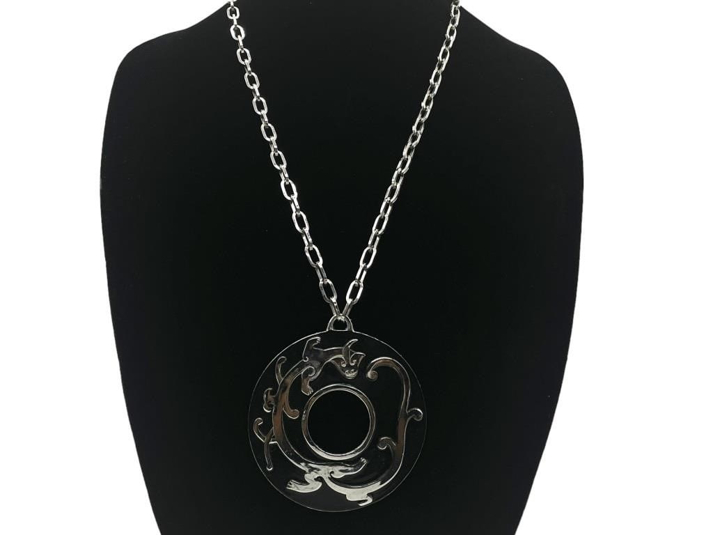 TRIFARI MING ASIAN DRAGON DISK PENDANT NECKLACE: VINTAGE TRIFARI MING SERIES ASIAN DRAGON DISK PENDANT NECKLACE -SIZE: 17" -JR SR 12/12 Bidders may pick up their items from the auction-house or have their items shipped. Some items qualify for