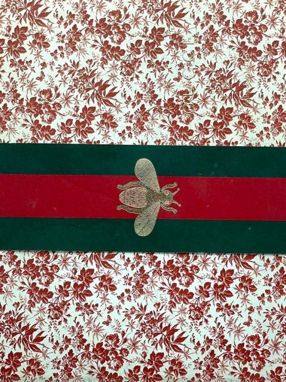 GUCCI GIFT CATALOG 2015: GUCCI GIFT CATALOG 2015 -GOOD PRE OWNED CONDITION -DP82624 Bidders may pick up their items from the auction-house or have their items shipped. Some items qualify for in-house shipping. A