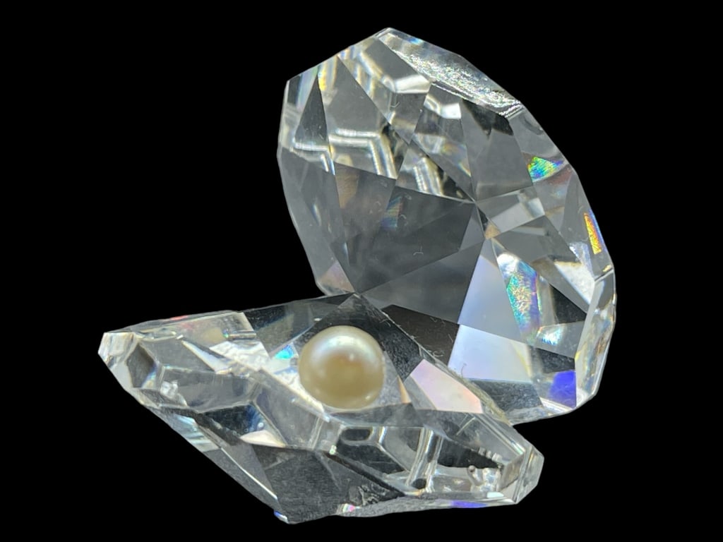 SWAROVSKI CRYSTAL STYLE CLAM SHELL WITH PEARL: SWAROVSKI CRYSTAL STYLE CLAM SHELL WITH PEARL FIGURINE -VERY GOOD PRE-OWNED -SIZE 1" APPROX -MA082624 Bidders may pick up their items from the auction-house or have their items shipped. Some it