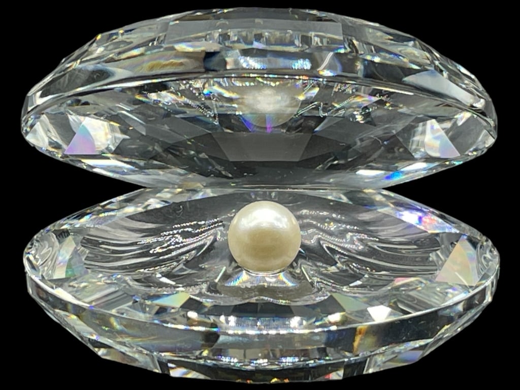 SWAROVSKI CRYSTAL OYSTER WITH PEARL FIGURINE: SWAROVSKI CRYSTAL OYSTER WITH PEARL FIGURINE -VERY GOOD PRE-OWNED -SIZE 2" APPROX -MA082624 Bidders may pick up their items from the auction-house or have their items shipped. Some items qualif