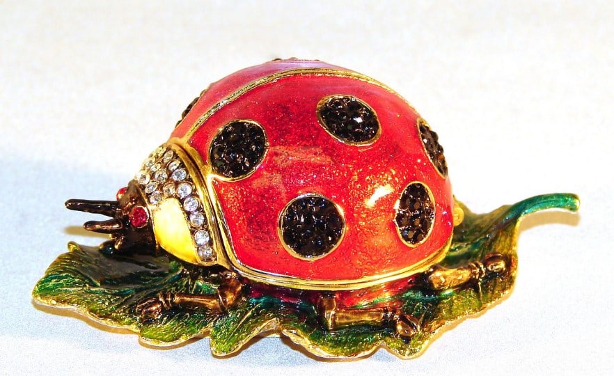 JAY STONGWATER STYLE JEWELED LADYBUG TRINKET BOX: JAY STONGWATER STYLE JEWELED LADYBUG TRINKET BOX -SIZE 3" -CONDITION NEW WITH BOX Bidders may pick up their items from the auction-house or have their items shipped. Some items qualify for in-h