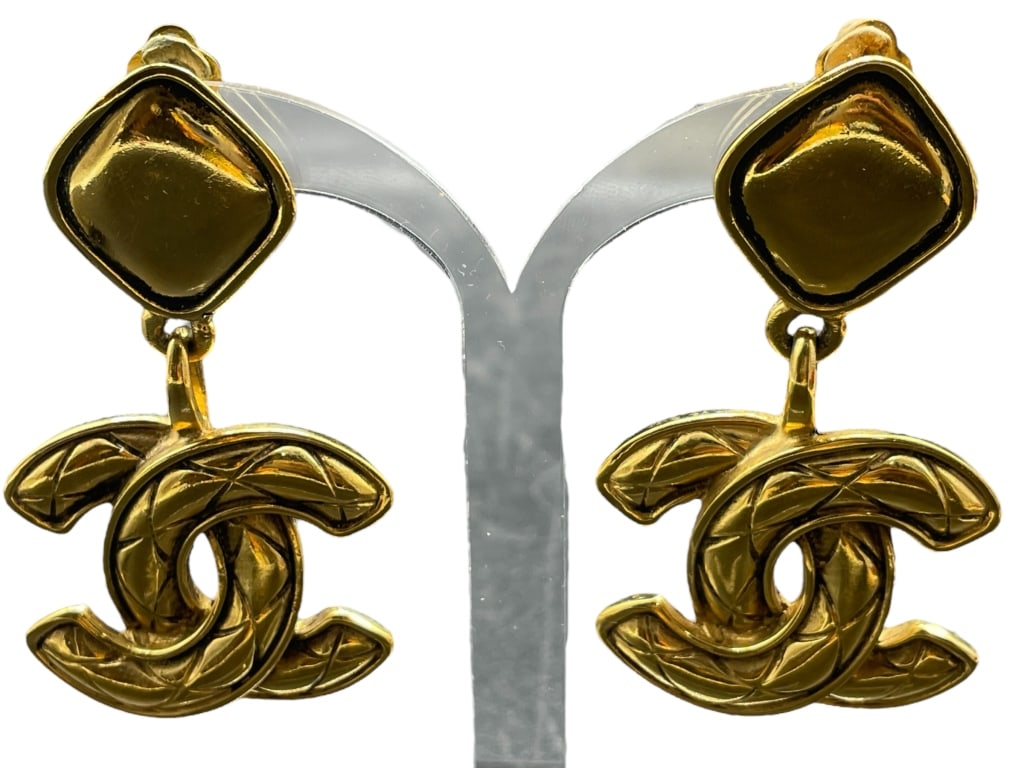 VTG CC LOGO CHANEL QUILTED CLIP ON EARRINGS: VTG CC LOGO CHANEL QUILTED CLIP ON EARRINGS -VERY GOOD PRE-OWNED -MA082924 Bidders may pick up their items from the auction-house or have their items shipped. Some items qualify for in-house sh