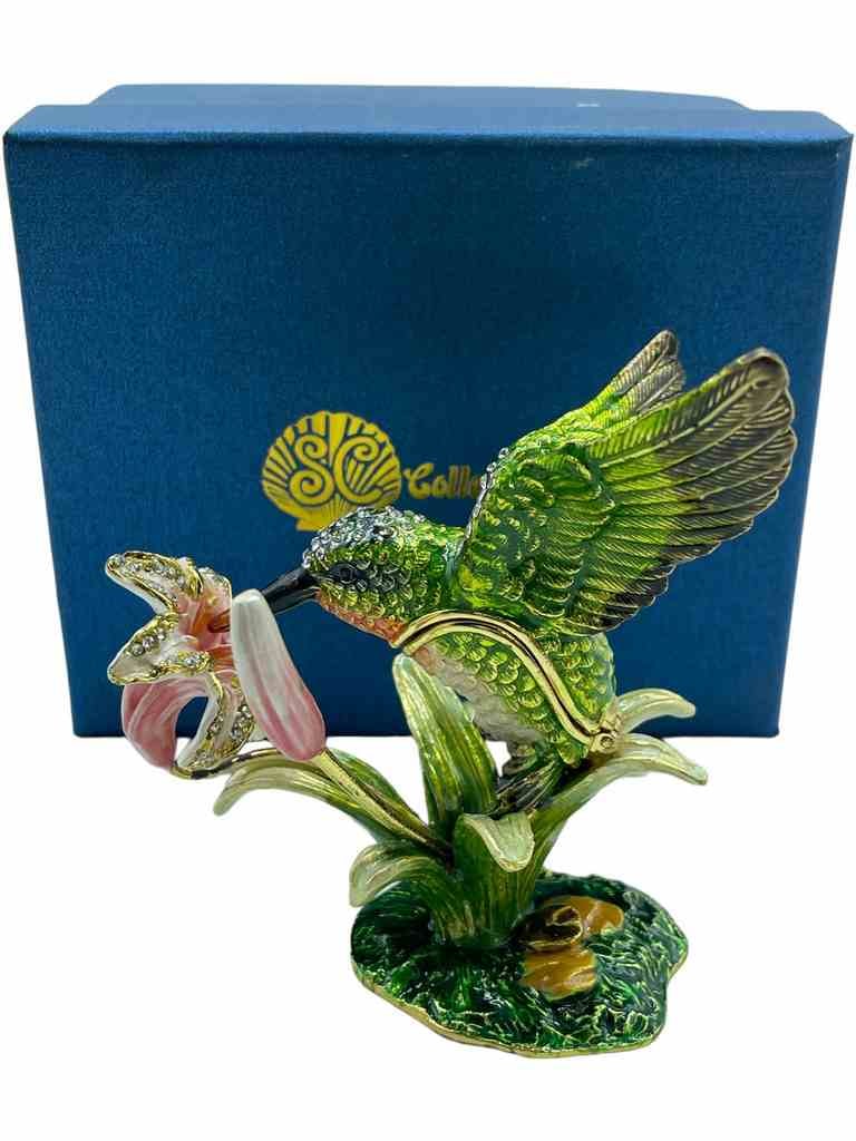 JAY STRONGWATER STYLE JEWELED HUMMINGBIRD TRINKET: JAY STRONGWATER STYLE JEWELED HUMMINGBIRD TRINKET BOX -SIZE 3.5" -NWB Bidders may pick up their items from the auction-house or have their items shipped. Some items qualify for in-house shippin